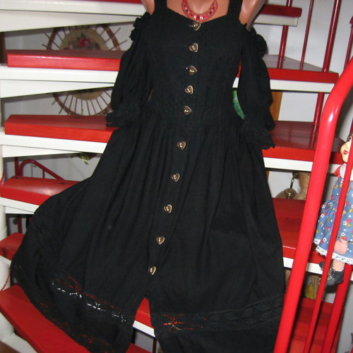 Černé starobylé šaty — foto 3