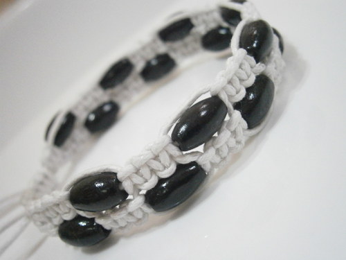 Dvojitý náramek bílo-černý (macramé) — foto 2