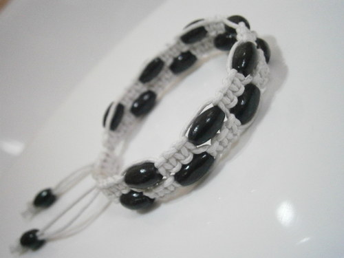 Dvojitý náramek bílo-černý (macramé) — foto 5