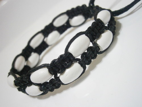 Dvojitý náramek černo-bílý (macramé) — foto 2