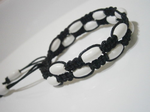 Dvojitý náramek černo-bílý (macramé) — foto 5