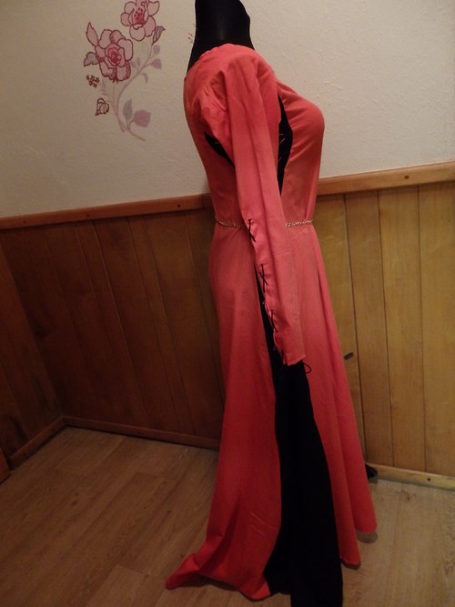 Gotické šaty-trhovkyně — foto 2