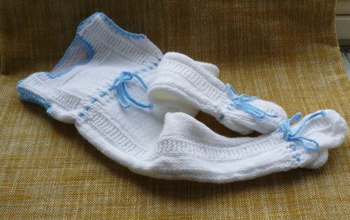Pletené dupačky s modrým lemováním — foto 2