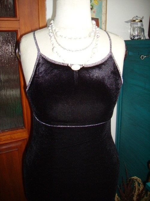 Šaty sametová klasika — foto 2