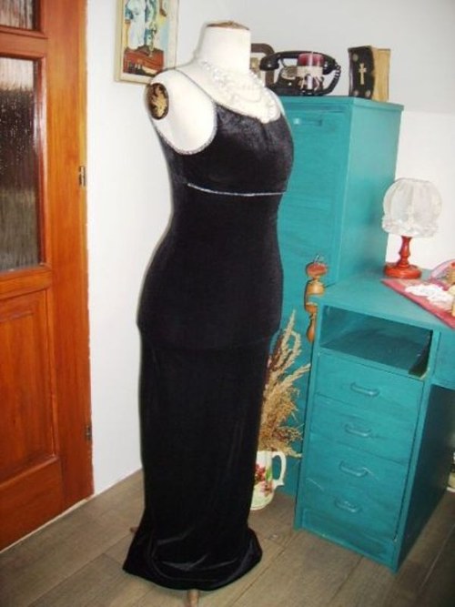 Šaty sametová klasika — foto 3