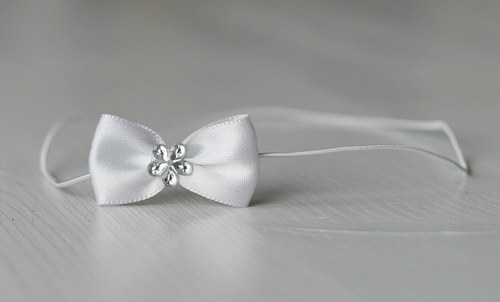 Čelenka pro newborn - bílá mini mašlička — foto 2