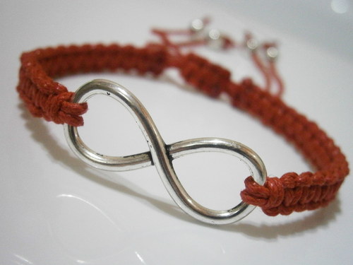 Infinity náramek červený (macramé) — foto 2