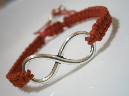 Infinity náramek červený (macramé) — foto 3
