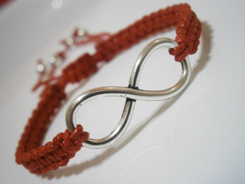 Infinity náramek červený (macramé) — foto 4