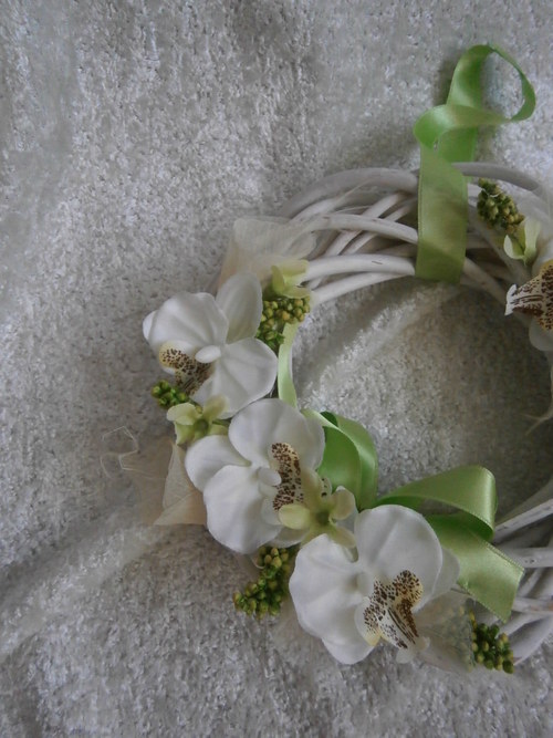 Bílý proutěný věneček s orchidejí — foto 2