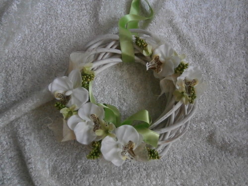 Bílý proutěný věneček s orchidejí — foto 3