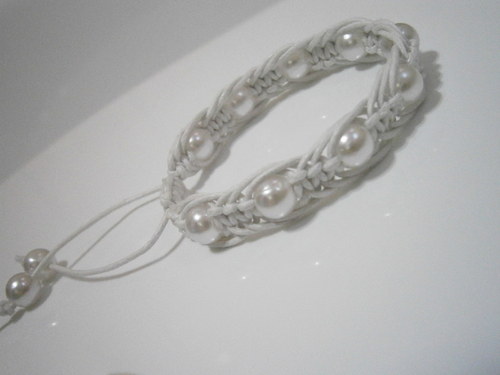 Bílý náramek s perličkama (macramé) — foto 2