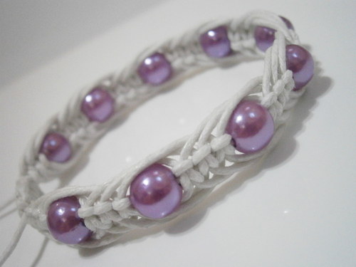 Bílý náramek s perličkama (macramé) — foto 2