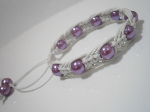 Bílý náramek s perličkama (macramé) — foto 4