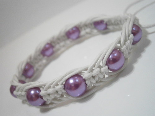 Bílý náramek s perličkama (macramé) — foto 5
