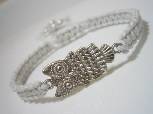 Bílý náramek se sovičkou (macramé) — foto 2