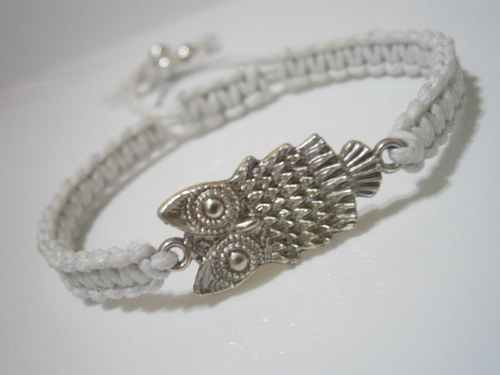 Bílý náramek se sovičkou (macramé) — foto 3