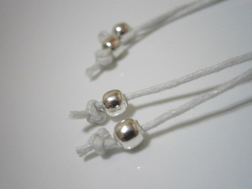 Bílý náramek se sovičkou (macramé) — foto 5