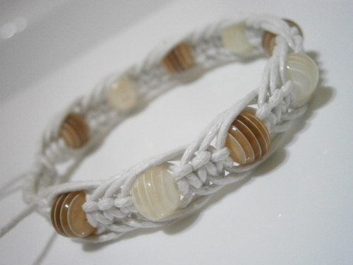 Bílý náramek (macramé) — foto 2