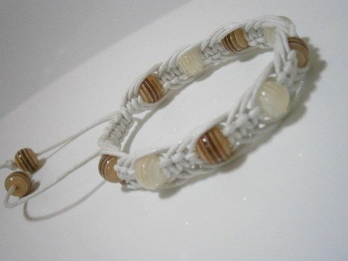 Bílý náramek (macramé) — foto 3