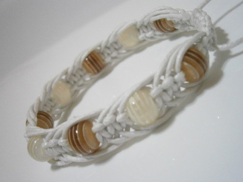 Bílý náramek (macramé) — foto 4