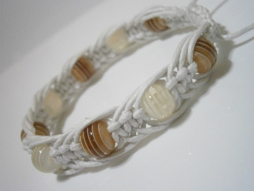Bílý náramek (macramé) — foto 5