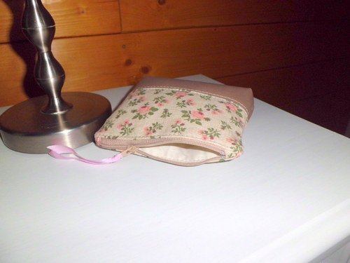 Kapsička béžová koženka s růžičkou — foto 3