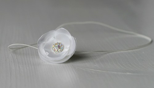 Čelenka pro newborn - bílá minikytička — foto 3