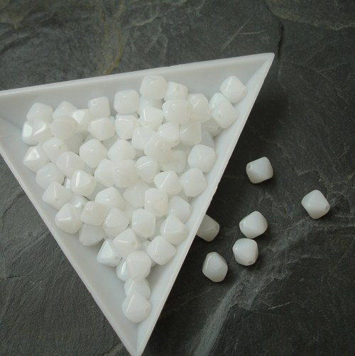 Mačkané pyramidy 6mm - bílé mléčné - 30 ks — foto 2
