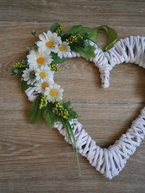 Bílé srdíčko s jarním kvítím — foto 2