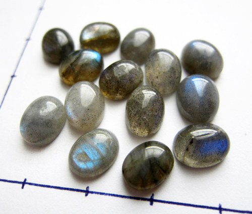 Labradorit kabošon, 8,5x6x3 mm — foto 2
