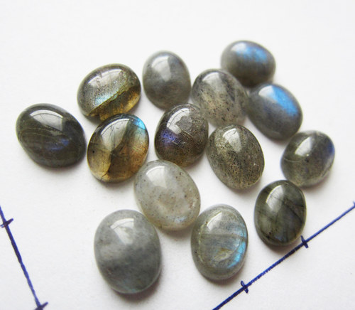 Labradorit kabošon, 8,5x6x3 mm — foto 4