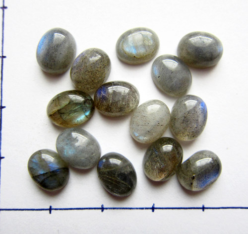 Labradorit kabošon, 8,5x6x3 mm — foto 5