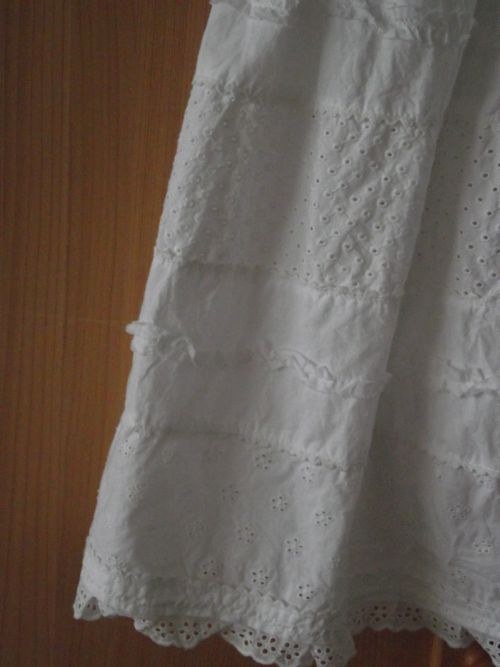 Něžně bílé madeirové šatičky s háčkovaným sedlem — foto 2