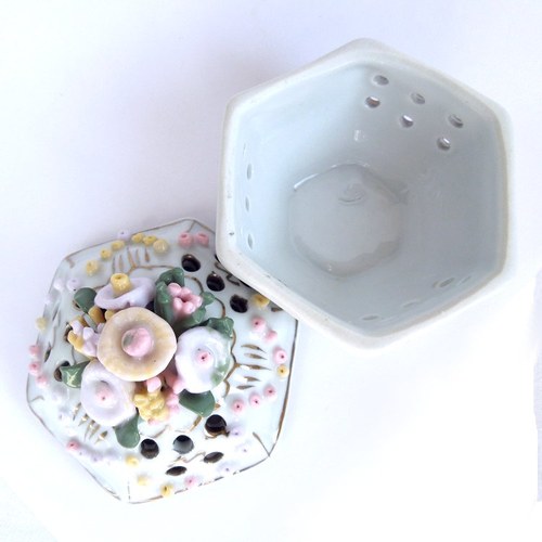 Porcelánová šperkovnice, dóza na drobnosti — foto 4