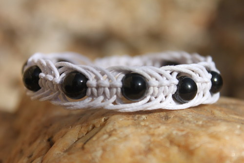 White and Black.. Náramek macramé — foto 2