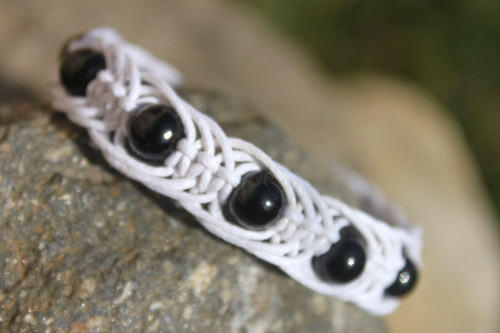 White and Black.. Náramek macramé — foto 3