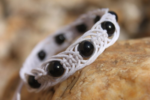 White and Black.. Náramek macramé — foto 4