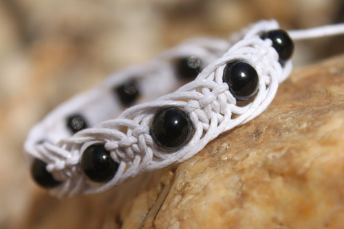White and Black.. Náramek macramé — foto 6