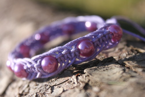 S vůní fialek.. ;) Náramek macramé — foto 3