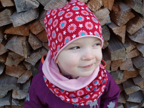 Červená čepička "kytička, hvězdička" — foto 2