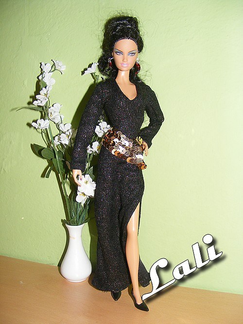 Černé šaty pro Model Muse — foto 2