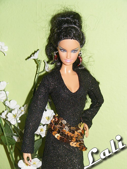 Černé šaty pro Model Muse — foto 3