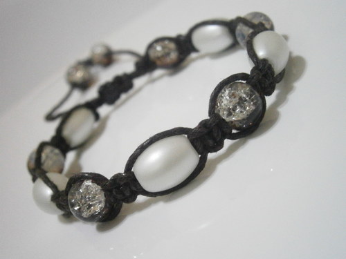 Hnědo-bílý náramek (macramé) — foto 3
