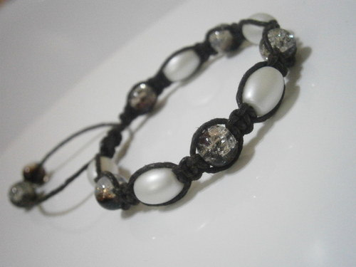 Hnědo-bílý náramek (macramé) — foto 5