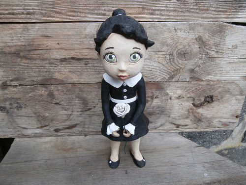 Černovláska s bílou růží — foto 2