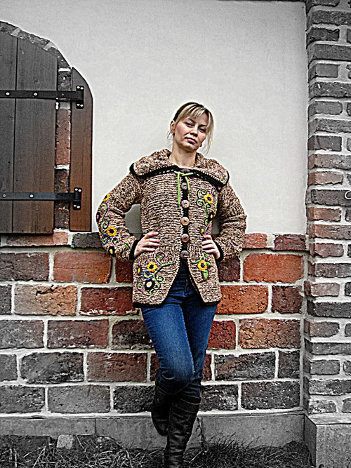 Pletený kabátek s aplikacemi — foto 4