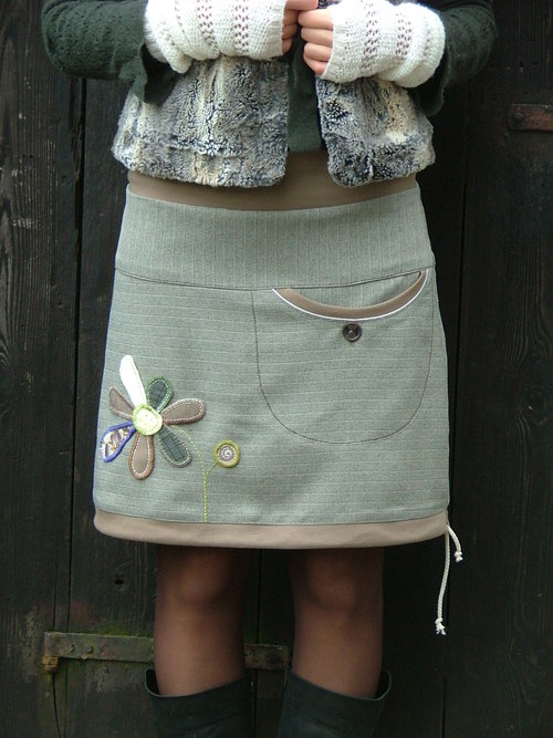 Sukně se sedlem, kapsou a květem — foto 2