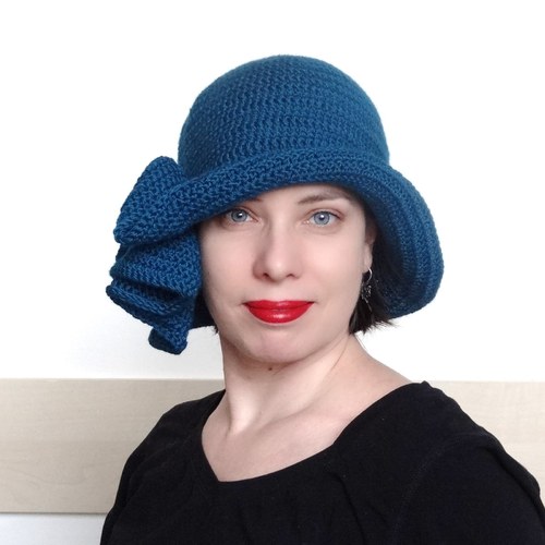 Madam K.myslí ve velkém 2. - klobouk — foto 4