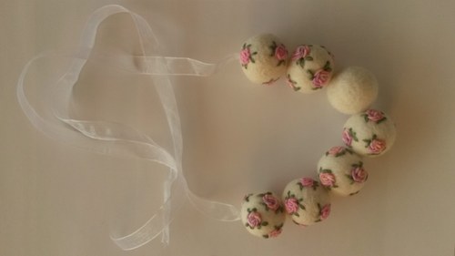 Bílá s růžičkami — foto 2